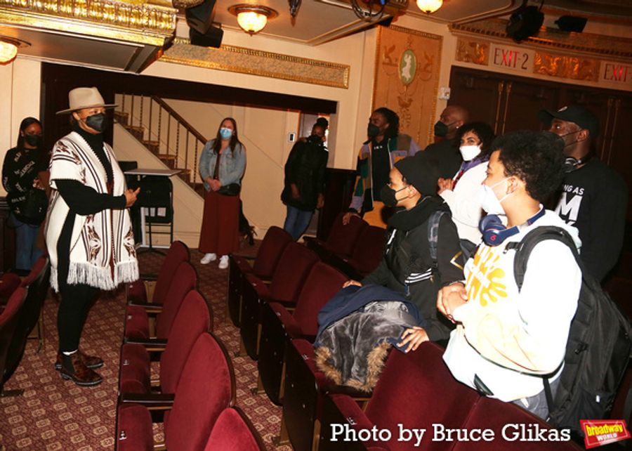 Photos: Queen Latifah Poses with the Cast of MJ on Broadway Image