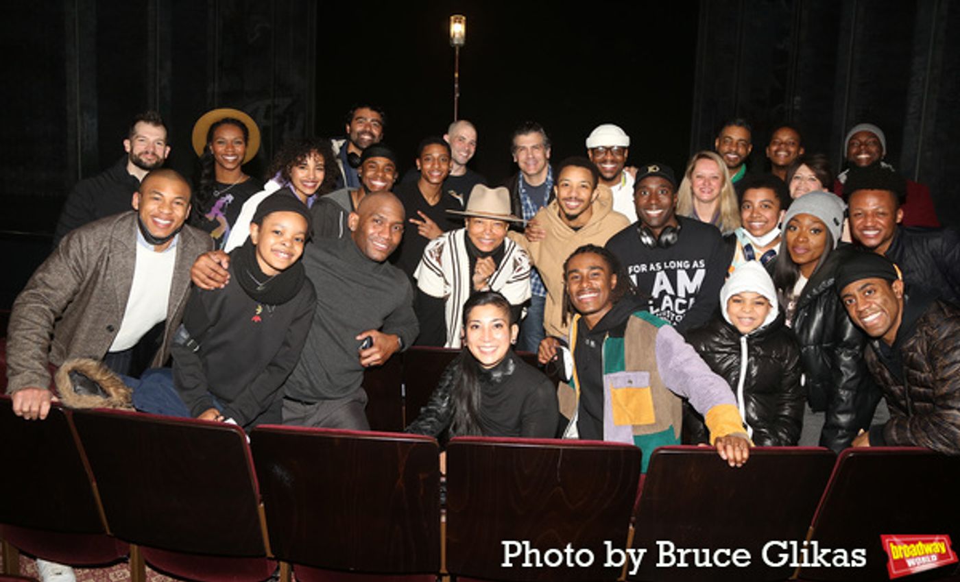 Photos: Queen Latifah Poses with the Cast of MJ on Broadway  Image