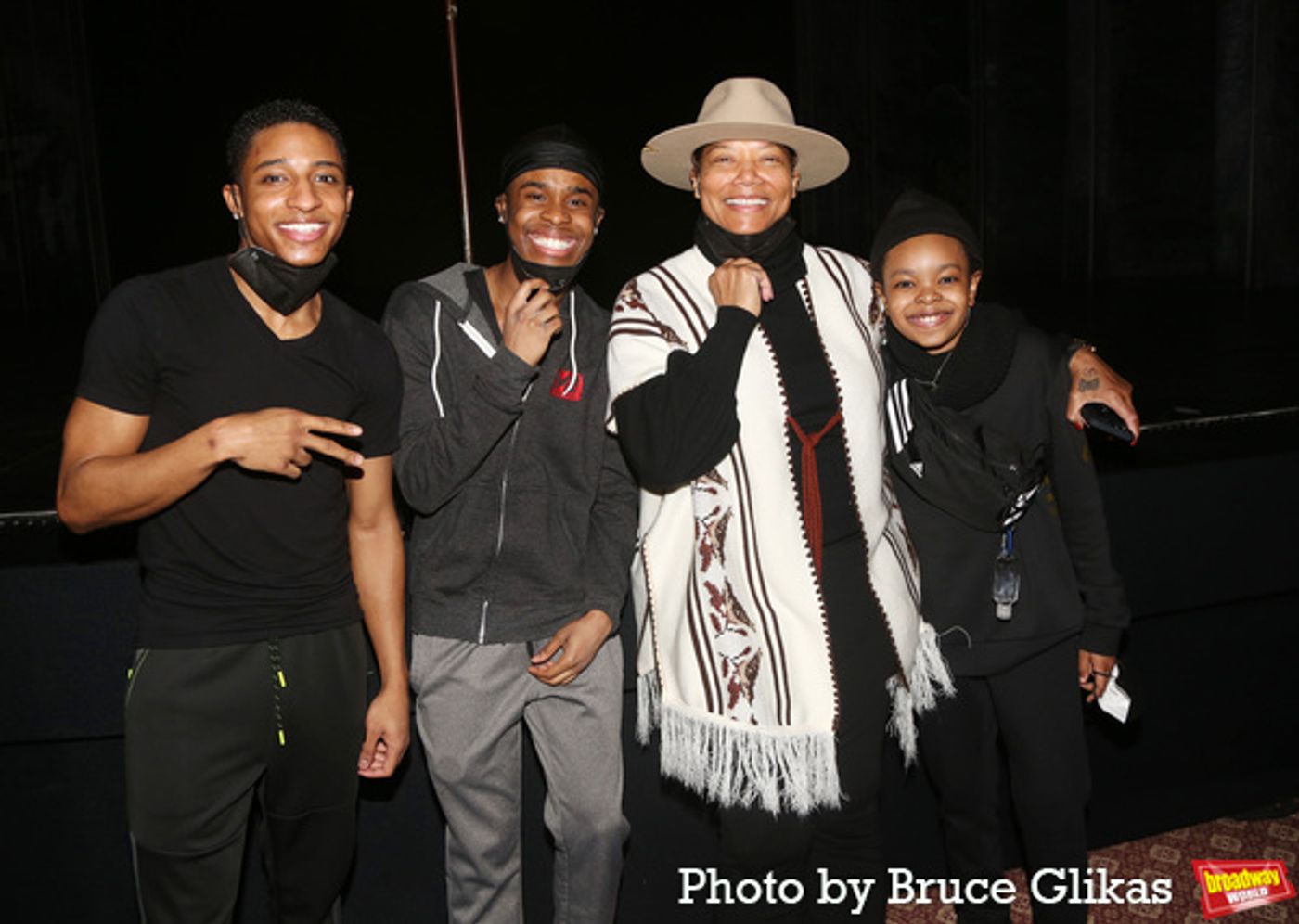 Photos: Queen Latifah Poses with the Cast of MJ on Broadway  Image