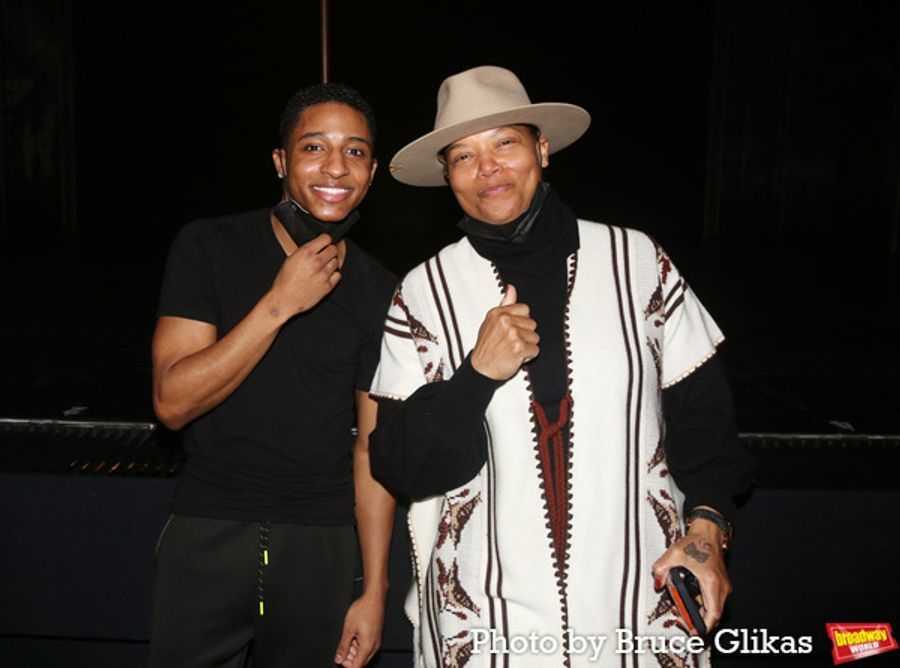 Photos: Queen Latifah Poses with the Cast of MJ on Broadway Image