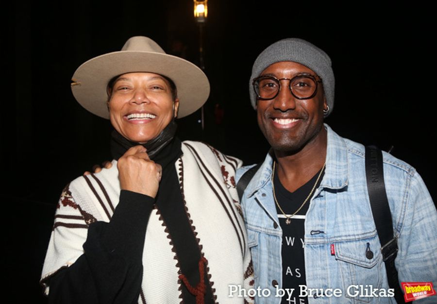 Photos: Queen Latifah Poses with the Cast of MJ on Broadway Image