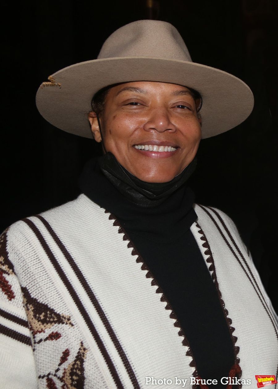Photos: Queen Latifah Poses with the Cast of MJ on Broadway Image