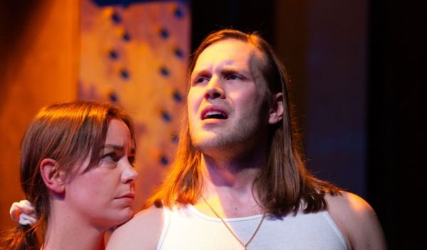 Donnla Hughes (Darja), Gunnar Manchester (Maks)
 Photo