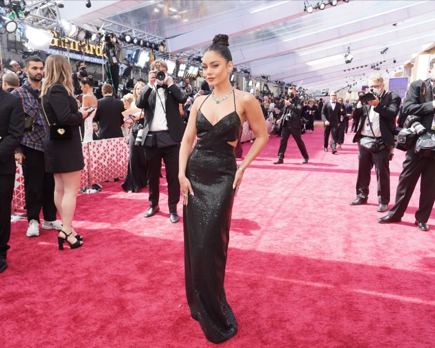 Photos: Ariana DeBose, Rita Moreno & More on the Red Carpet at the Oscars  Image