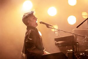 HEDWIG AND THE ANGRY INCH
Rehearsal Photos
Leeds Playhouse
8th March 2022
CAST & CREDITS
Director Jamie Fletcher / Set & Costume Designer Ben Stones / Music Supervisor and Musical Director Alex Beetschen / Lighting Designer Katharine Williams / Sound Designer & Composer Annie May Fletcher / Casting Director Jacob Sparrow / Choreographer Mark Smith / Video Designer Daniel Denton / Assistant Director Rachael Abbey / Voice and Accent Coach Michaela Kennen / Trainee Assistant Director Natalia Izquierdo / Illustrator Jua OK! / Guitar Frances Bolley / Drums Isis Dunthorne / Bass Jess Williams /
Davina De Campo as Hedwig
Elijah Ferreira as Yitzhak
©The Other Richard @ BroadwayWorld HEDWIG AND THE ANGRY INCH
Rehearsal Photos
Leeds Playhouse
8th March 2022
CAST & CRE Photo