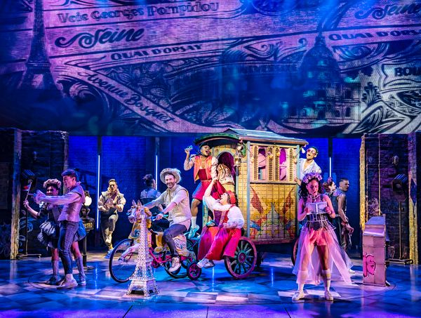 Oliver Tompsett (Shakespeare), Miriam Teak-Lee (Juliet), Keala Settle (Nurse), and en Photo