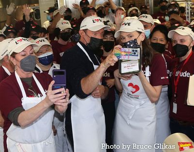 Hugh Jackman, Sutton Foster and God’s Love We Deliver Volunteers & Staff Photo