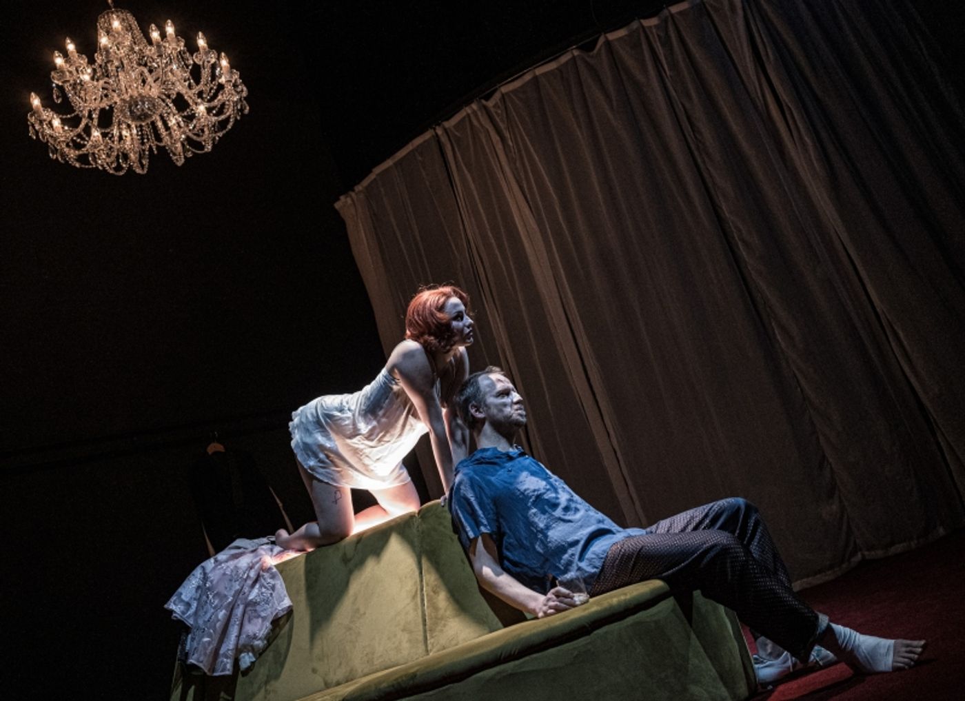 KOČKA NA ROZPÁLENE PLECHOVE STŘEŠE v Činoherním klubu  Image