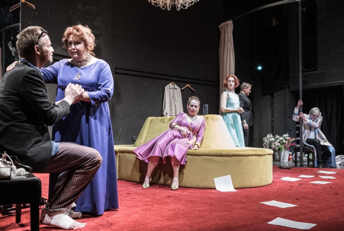 KOČKA NA ROZPÁLENE PLECHOVE STŘEŠE v Činoherním klubu  Image