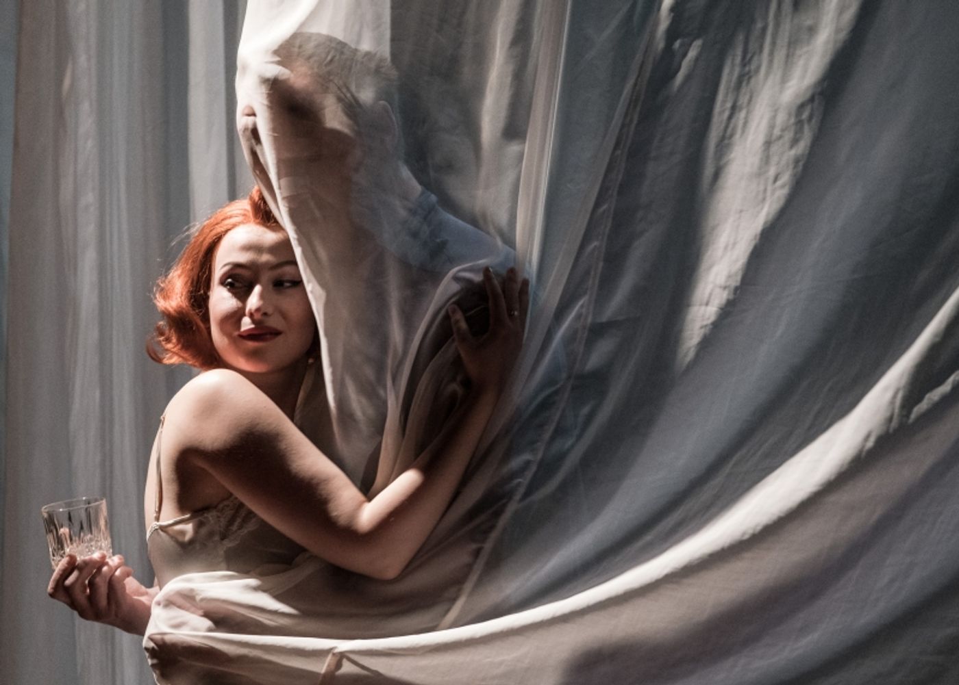 KOČKA NA ROZPÁLENE PLECHOVE STŘEŠE v Činoherním klubu  Image