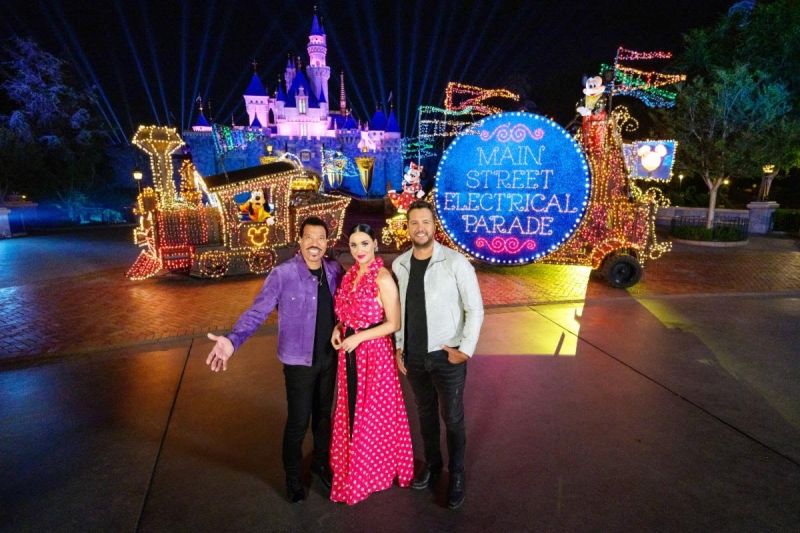 Photo: First Look at AMERICAN IDOL's Return to Disneyland Photo: First Look at AMERICAN IDOL's Return to Disneyland Image