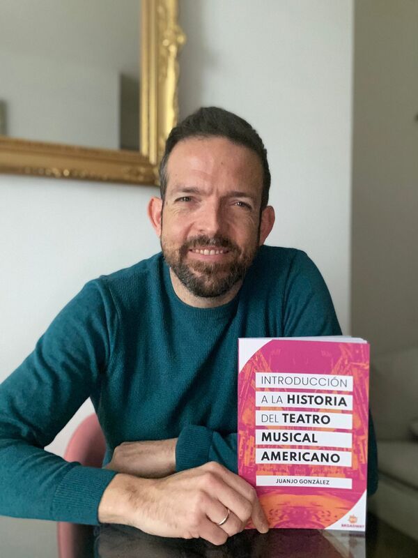 Juanjo González presenta su libro INTRODUCCIÓN A LA HISTORIA DEL TEATRO MUSICAL AMERICANO en la escuela Aules  Image
