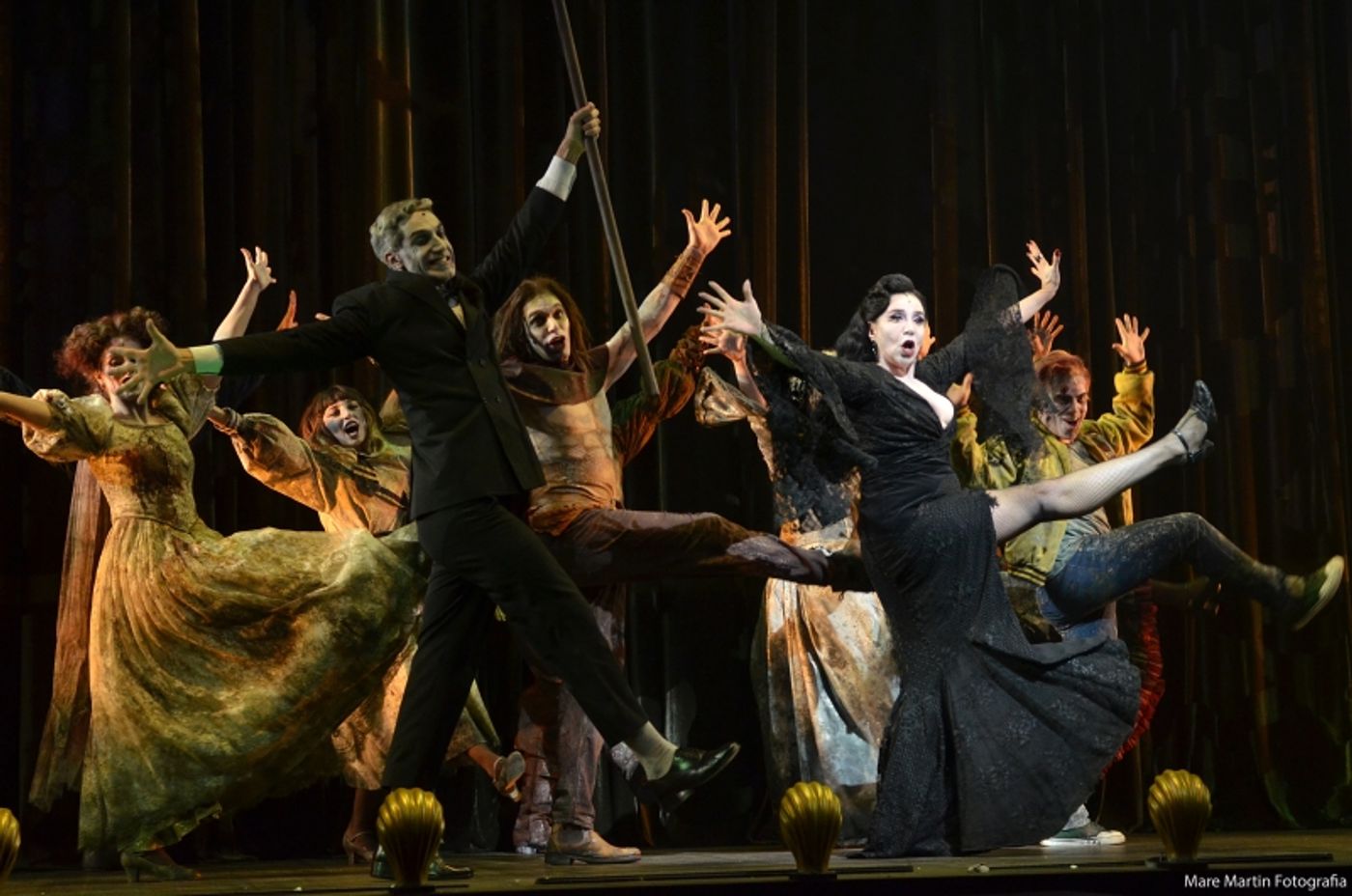 Review: After 10 Years, THE ADDAMS FAMILY Returns to Haunt and Entertain at Teatro Renault  Image