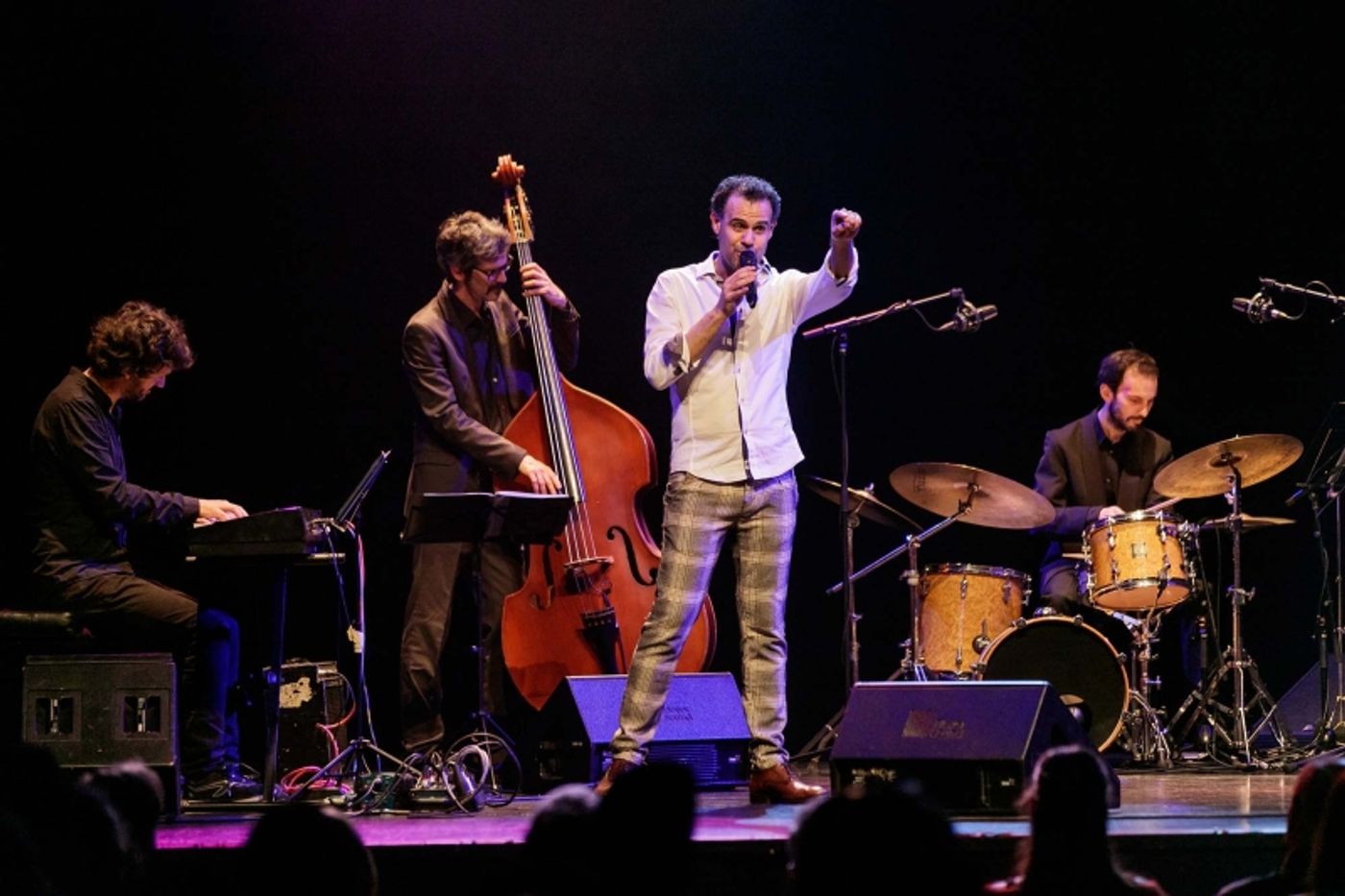 Joan Vázquez publica el videoclip de 'Too darn hot' Joan Vázquez publica el videoclip de 'Too darn hot' Image