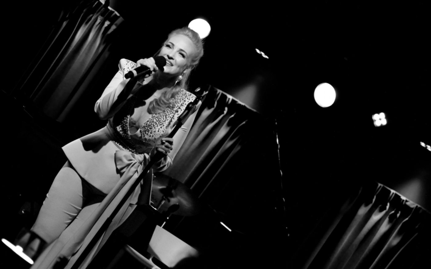 Review: Brandi Burkhardt Is A Wonder In FINDING WONDERLAND at The Green Room 42  Image