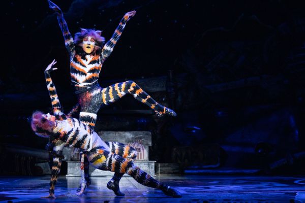 Max Craven as Mungojerrie and Kelly Donah as Rumpleteazer.  Photo