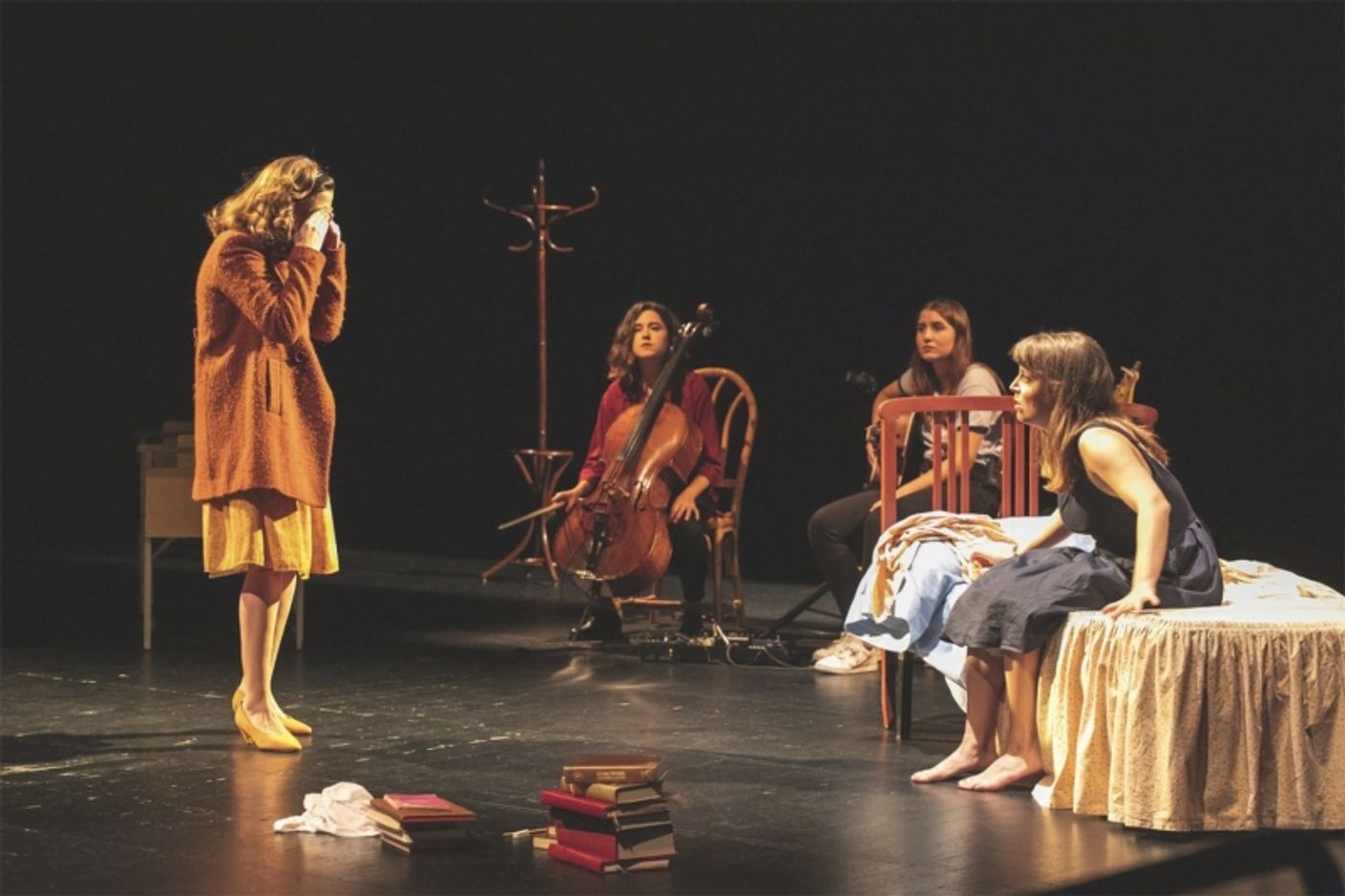 UNA LUZ TÍMIDA llega al Teatro Lara UNA LUZ TÍMIDA llega al Teatro Lara Image