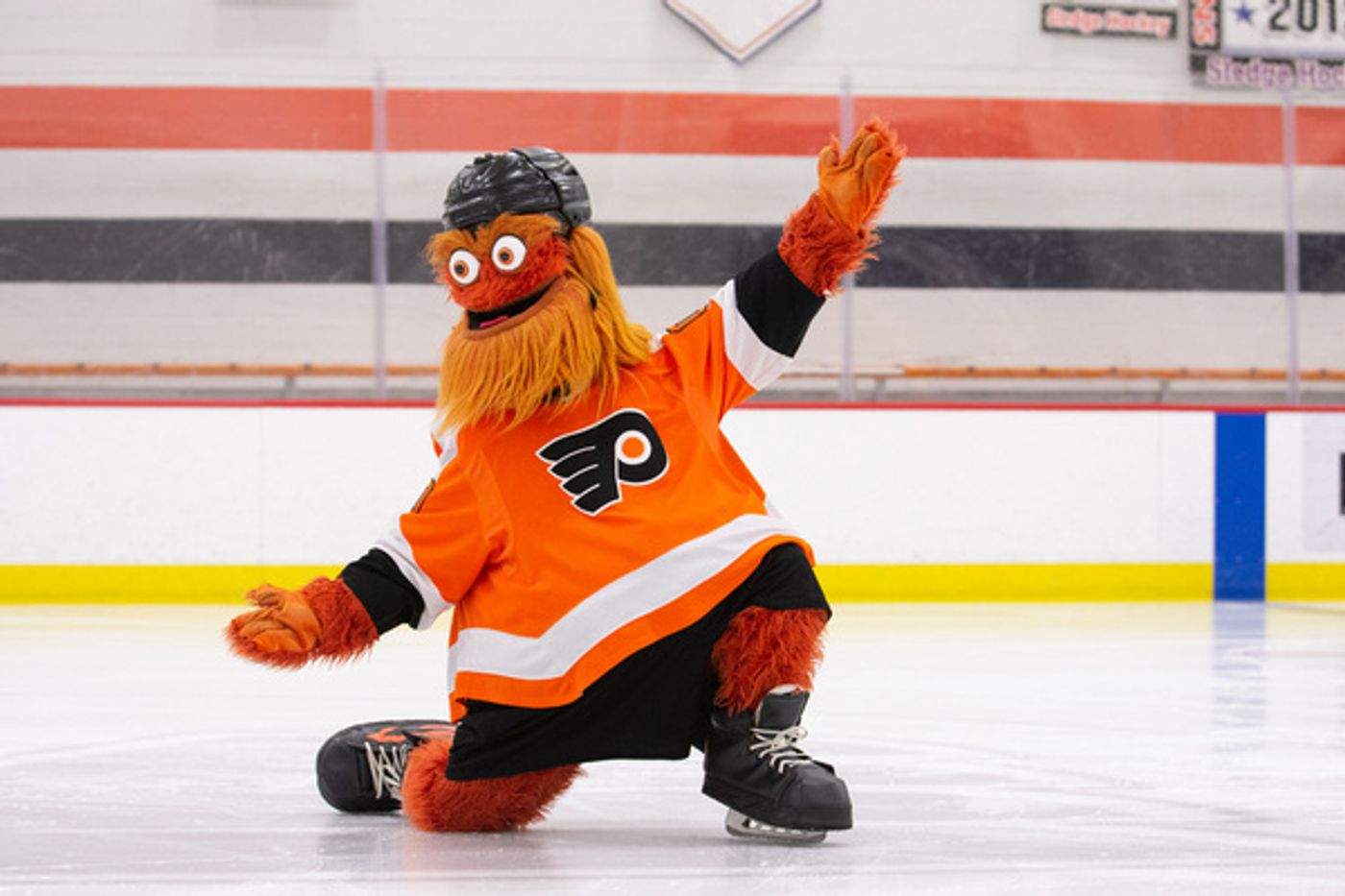 Photos: Cirque Du Soleil's CRYSTAL Cast Members Meet Flyers Mascot, Gritty Photos: Cirque Du Soleil's CRYSTAL Cast Members Meet Flyers Mascot, Gritty Image