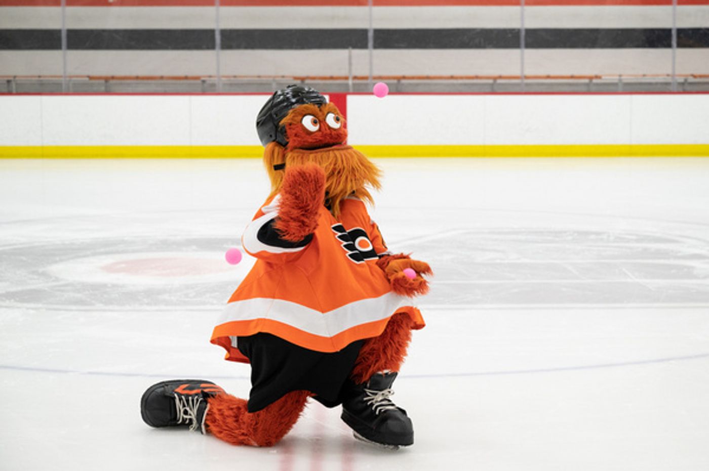 Photos: Cirque Du Soleil's CRYSTAL Cast Members Meet Flyers Mascot, Gritty Photos: Cirque Du Soleil's CRYSTAL Cast Members Meet Flyers Mascot, Gritty Image