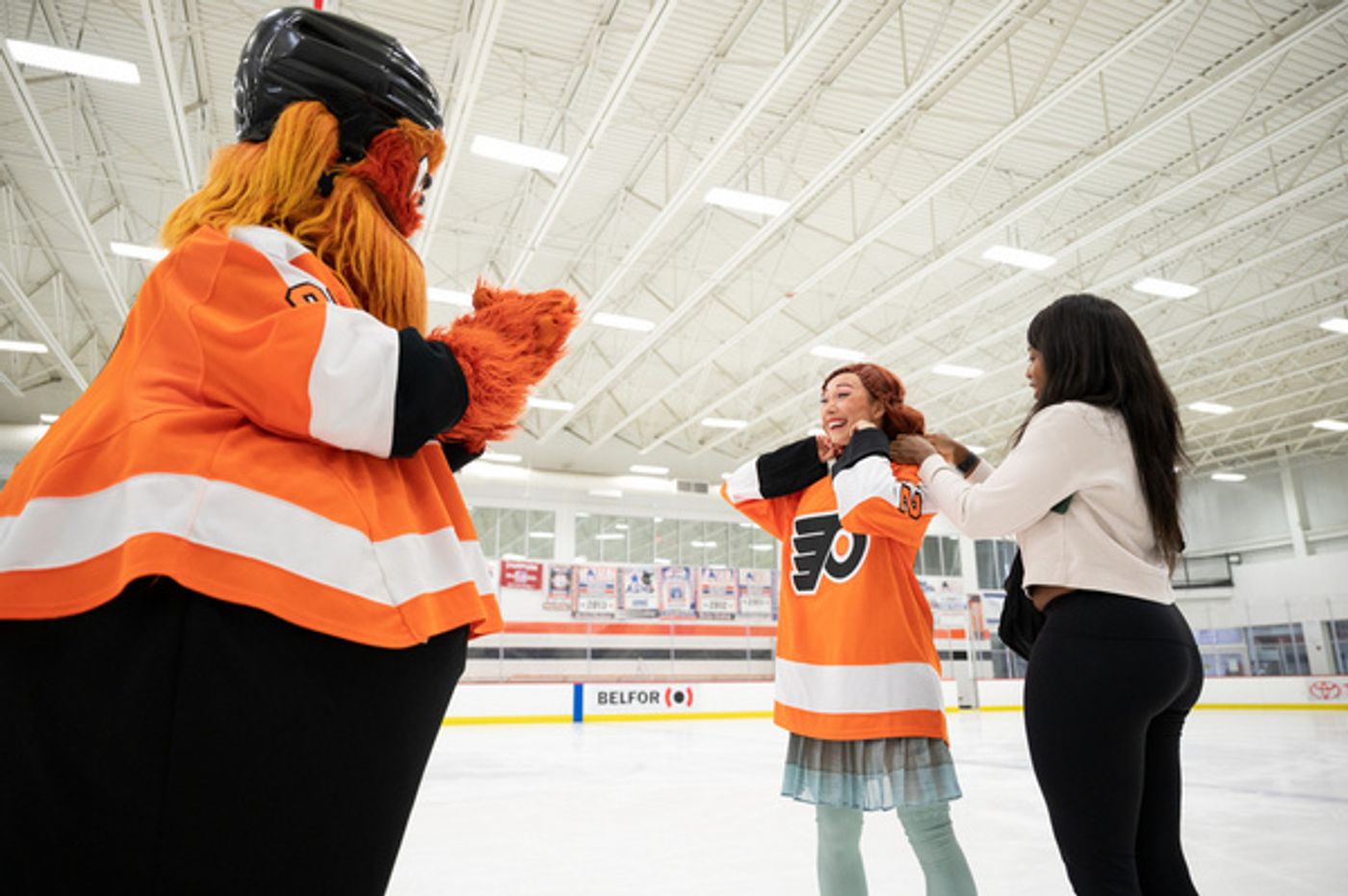 Photos: Cirque Du Soleil's CRYSTAL Cast Members Meet Flyers Mascot, Gritty Photos: Cirque Du Soleil's CRYSTAL Cast Members Meet Flyers Mascot, Gritty Image