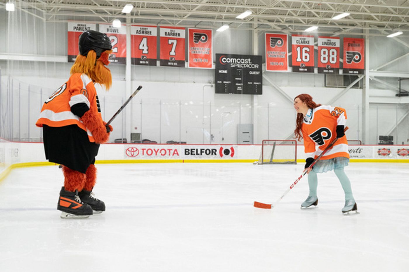 Photos: Cirque Du Soleil's CRYSTAL Cast Members Meet Flyers Mascot, Gritty Photos: Cirque Du Soleil's CRYSTAL Cast Members Meet Flyers Mascot, Gritty Image