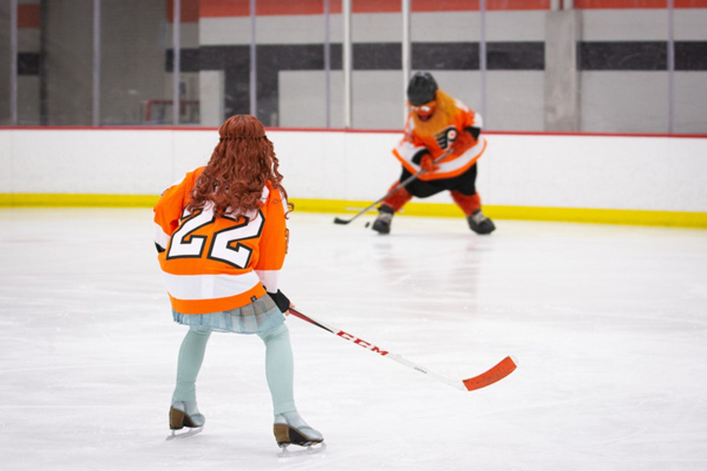 Photos: Cirque Du Soleil's CRYSTAL Cast Members Meet Flyers Mascot, Gritty Photos: Cirque Du Soleil's CRYSTAL Cast Members Meet Flyers Mascot, Gritty Image