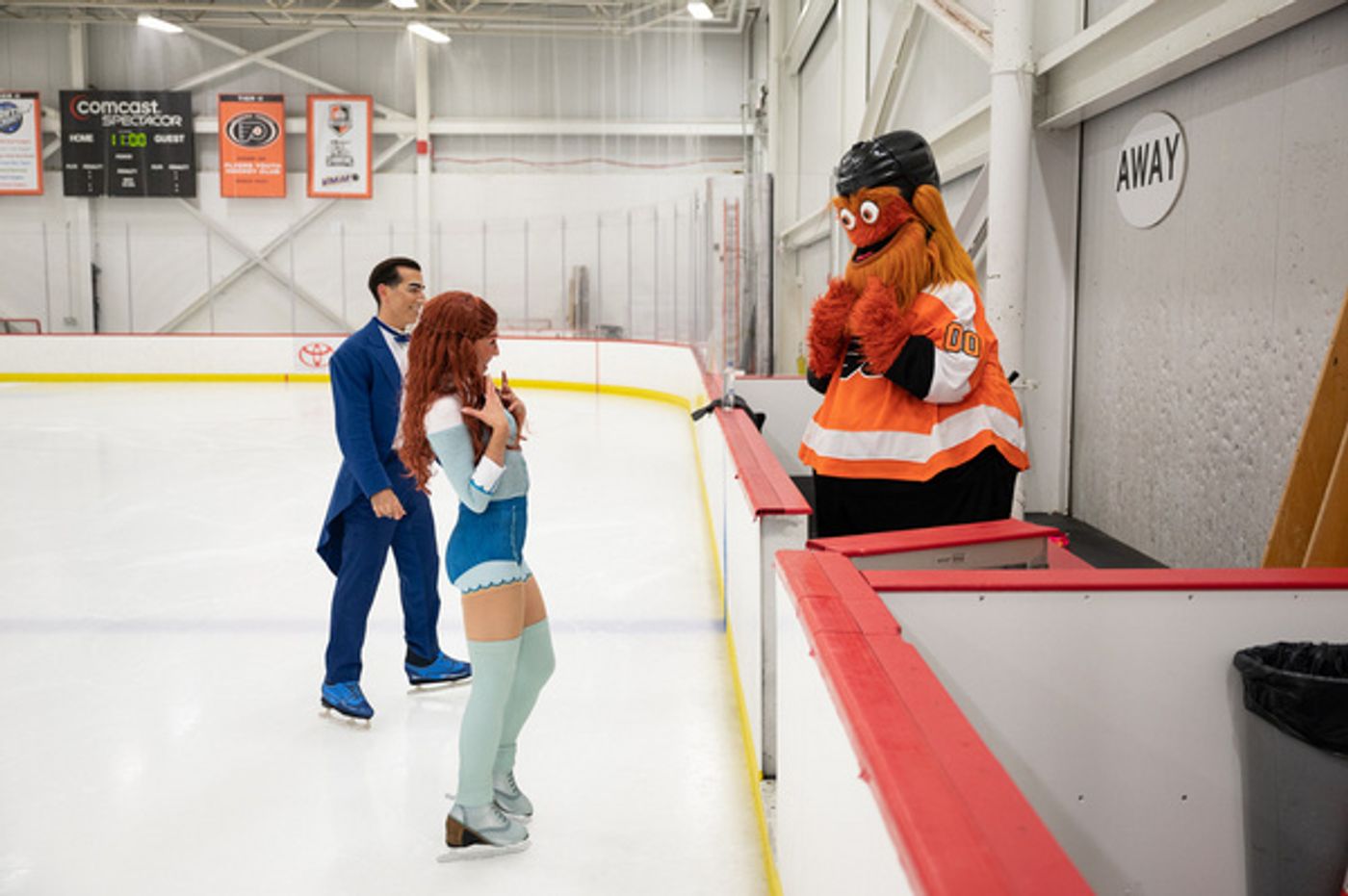 Photos: Cirque Du Soleil's CRYSTAL Cast Members Meet Flyers Mascot, Gritty Photos: Cirque Du Soleil's CRYSTAL Cast Members Meet Flyers Mascot, Gritty Image
