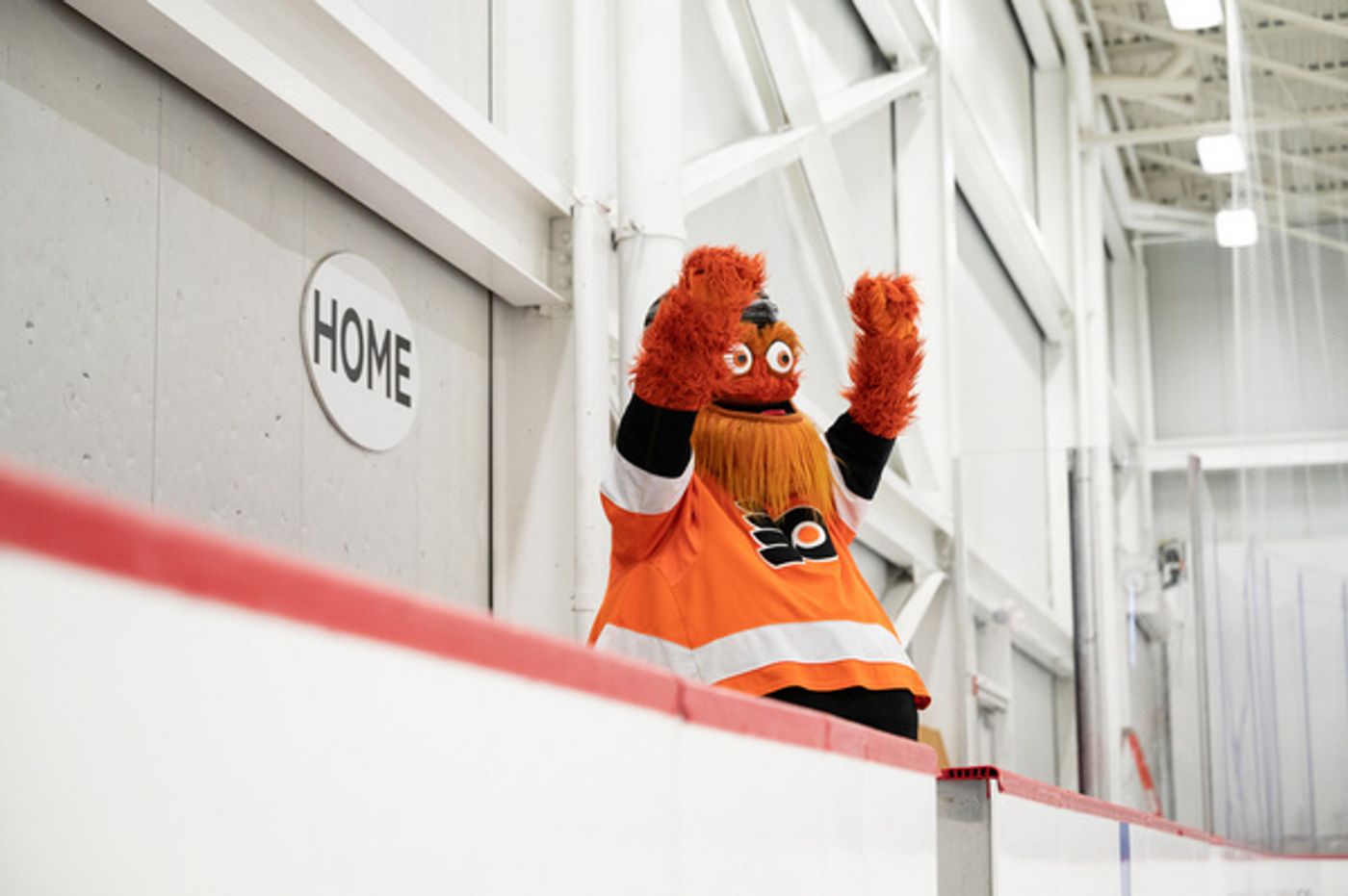Photos: Cirque Du Soleil's CRYSTAL Cast Members Meet Flyers Mascot, Gritty Photos: Cirque Du Soleil's CRYSTAL Cast Members Meet Flyers Mascot, Gritty Image