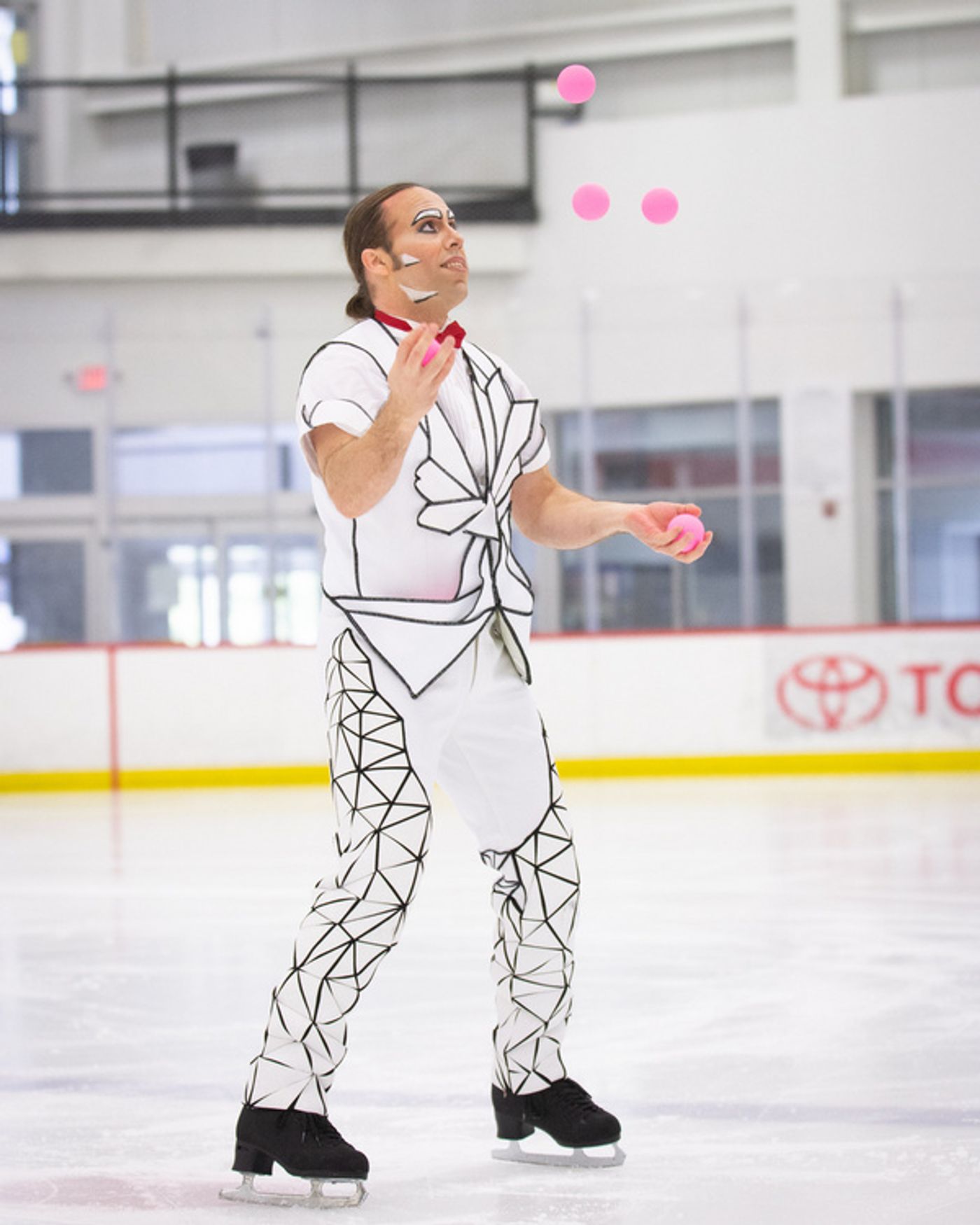 Photos: Cirque Du Soleil's CRYSTAL Cast Members Meet Flyers Mascot, Gritty Photos: Cirque Du Soleil's CRYSTAL Cast Members Meet Flyers Mascot, Gritty Image