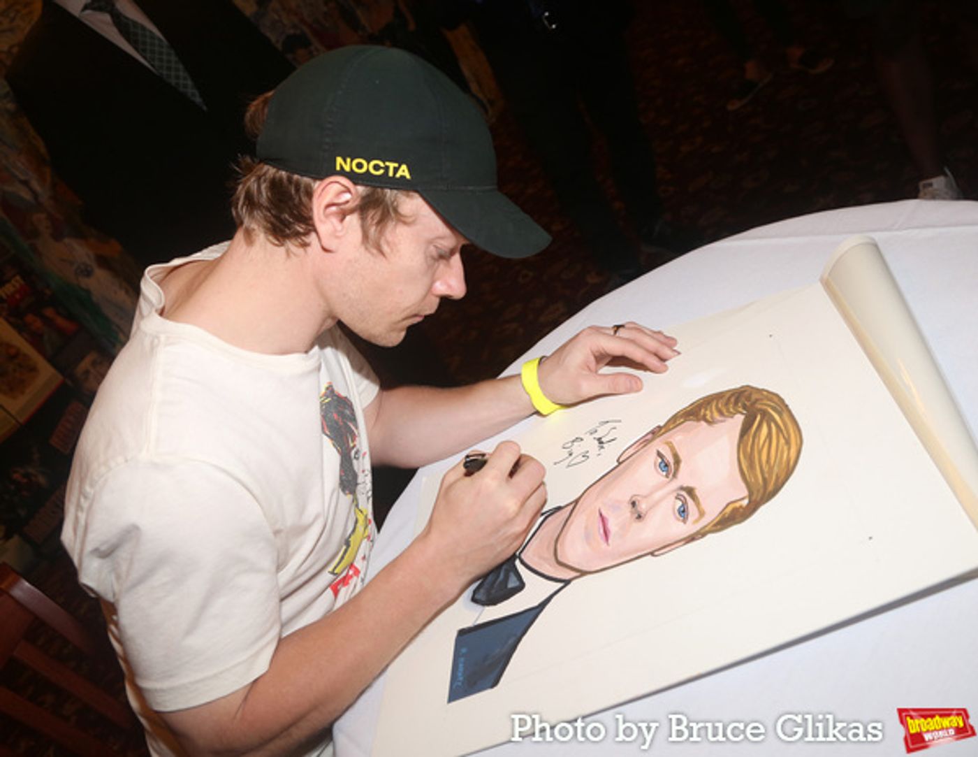 Photos: Alfie Allen Receives Portrait at Sardis  Image