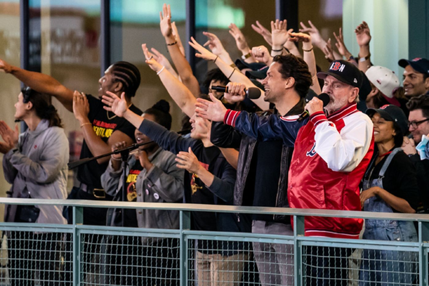 Photos & Video: Neil Diamond & the Cast of A BEAUTIFUL NOISE Perform 'Sweet Caroline' at the Red Sox Game  Image