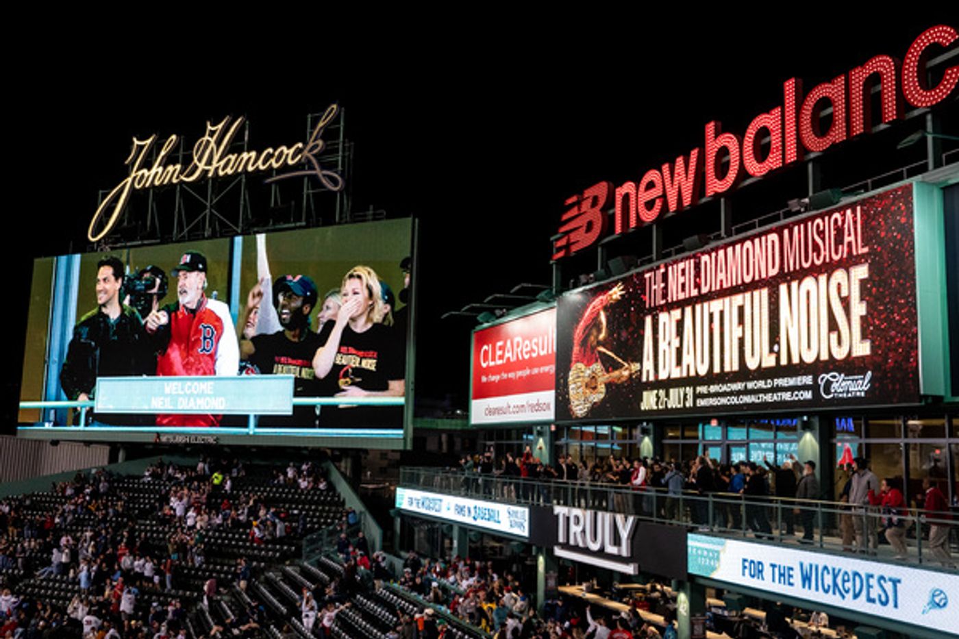 Photos & Video: Neil Diamond & the Cast of A BEAUTIFUL NOISE Perform 'Sweet Caroline' at the Red Sox Game  Image
