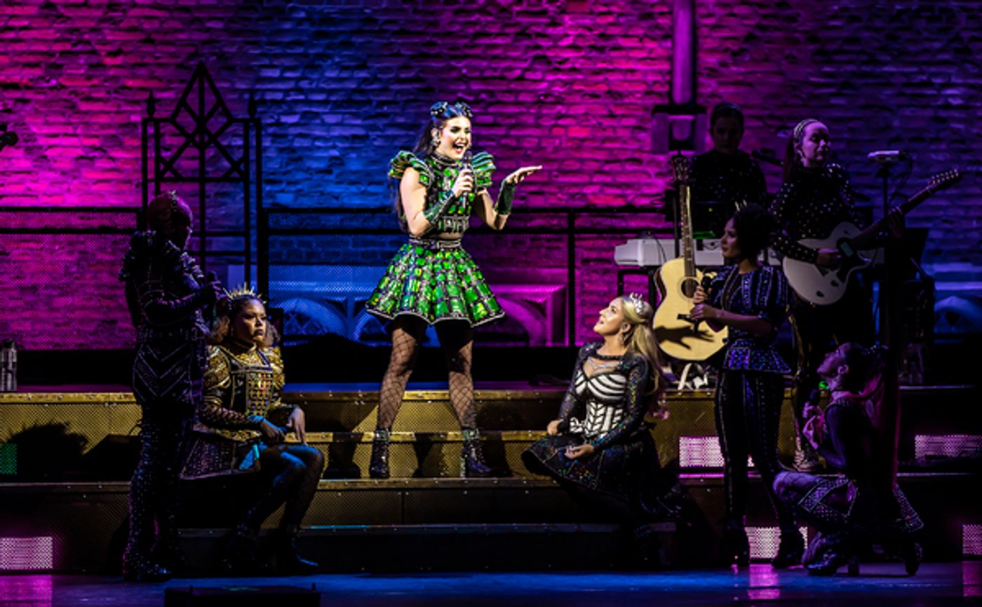 Photos: The Cast of SIX Performs at Hampton Court Palace  Image