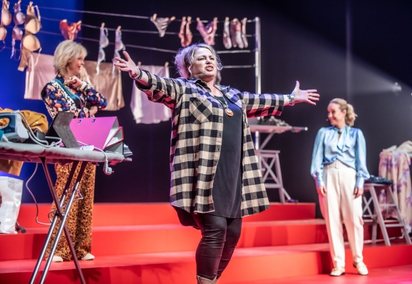 Feature: HUISVROUWEN BESTAAN NIET KOMEND THEATERSEIZOEN TOCH NOG TE ZIEN! Feature: HUISVROUWEN BESTAAN NIET KOMEND THEATERSEIZOEN TOCH NOG TE ZIEN! Image