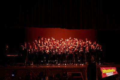 El reparto al completo de LOS CHICOS DEL CORO y la directora del coro Claudia Corral Photo