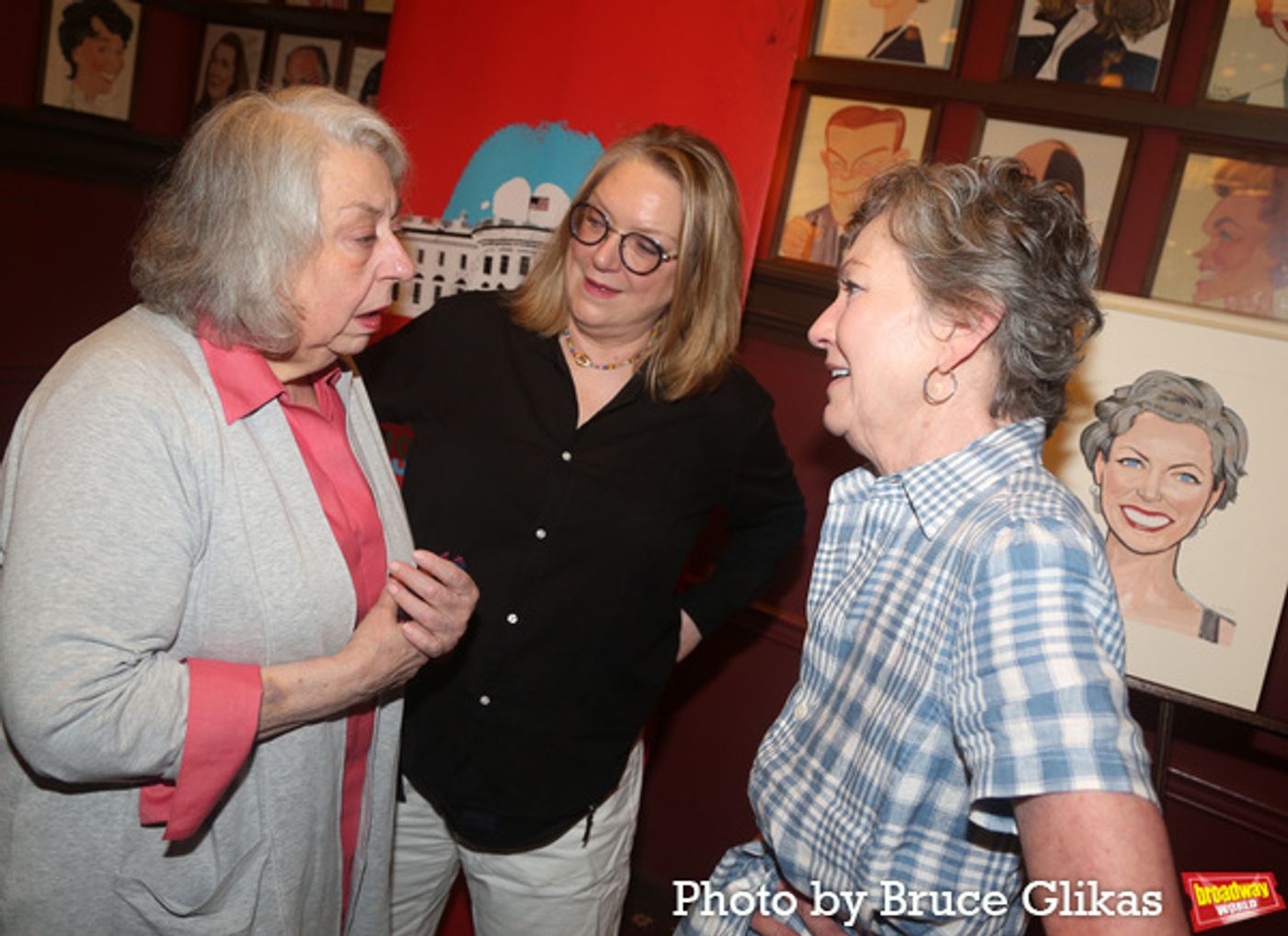 Photos: Julie White Receives Her Portrait at Sardi's Photos: Julie White Receives Her Portrait at Sardi's Image