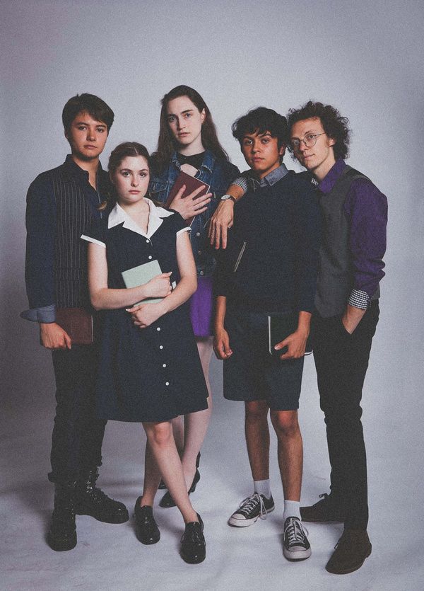 Kai Justice Rosales (Moshe Flinker), Afra Sophia Tully ( va Heyman), Camille Umoff (R Photo