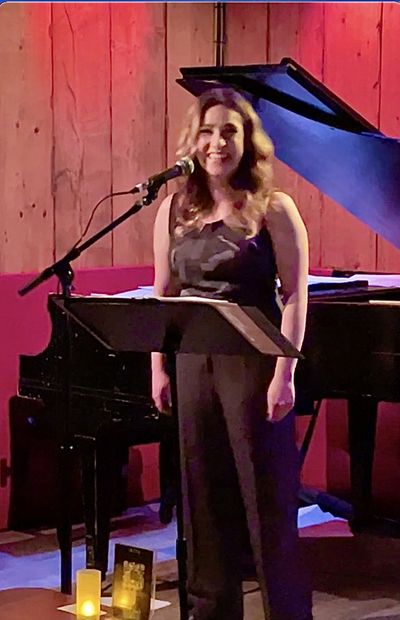 Eliza Kingsbury singing HONEY by Kehlani at THE VIOLET HOUR hosted by Mikayla Petrill Photo