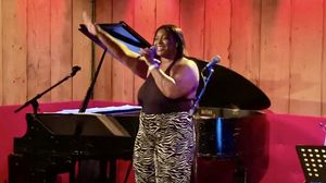 Saige Noelle Bryan singing original song SNEAKY LINK  at THE VIOLET HOUR hosted by Mi Photo