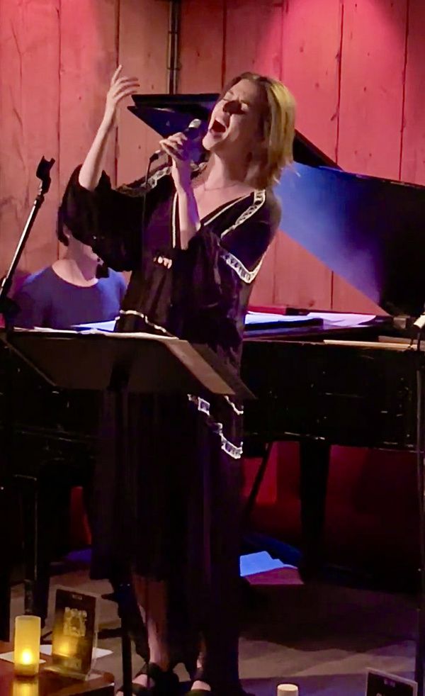 Charissa Hogeland singing KING by Florence and the Machine at THE VIOLET HOUR hosted  Photo