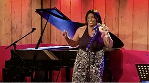 Saige Noelle Bryan singing original song SNEAKY LINK  at THE VIOLET HOUR hosted by Mi Photo