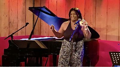 Saige Noelle Bryan singing original song SNEAKY LINK  at THE VIOLET HOUR hosted by Mi Photo
