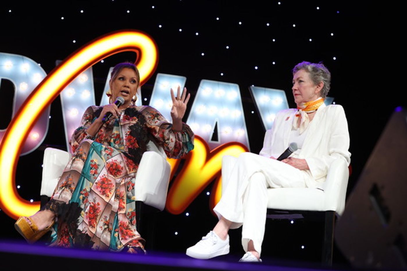Photos: Hillary Clinton Joins LaChanze, Julie White, Donna Murphy, and Vanessa Williams at BroadwayCon  Image