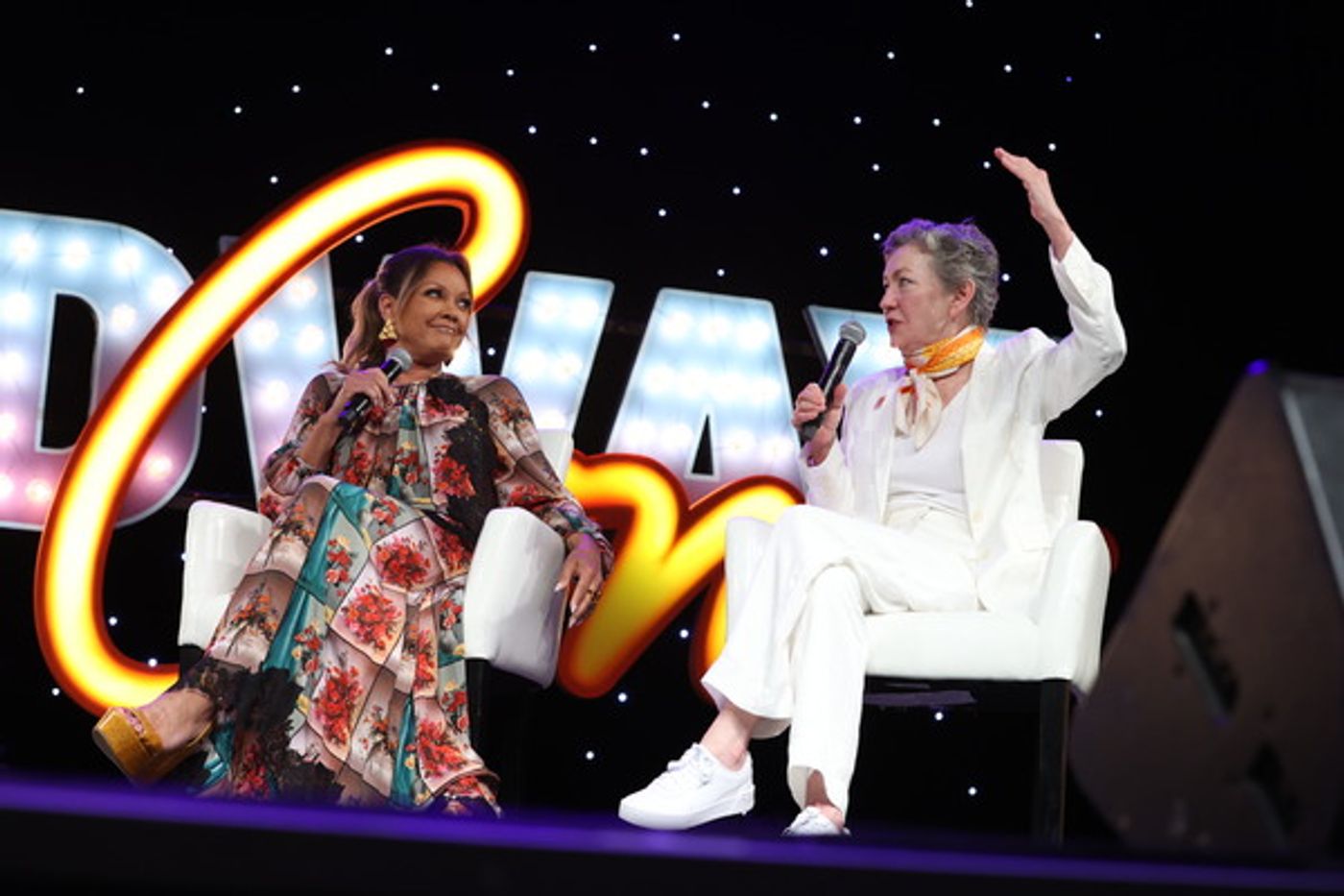 Photos: Hillary Clinton Joins LaChanze, Julie White, Donna Murphy, and Vanessa Williams at BroadwayCon  Image