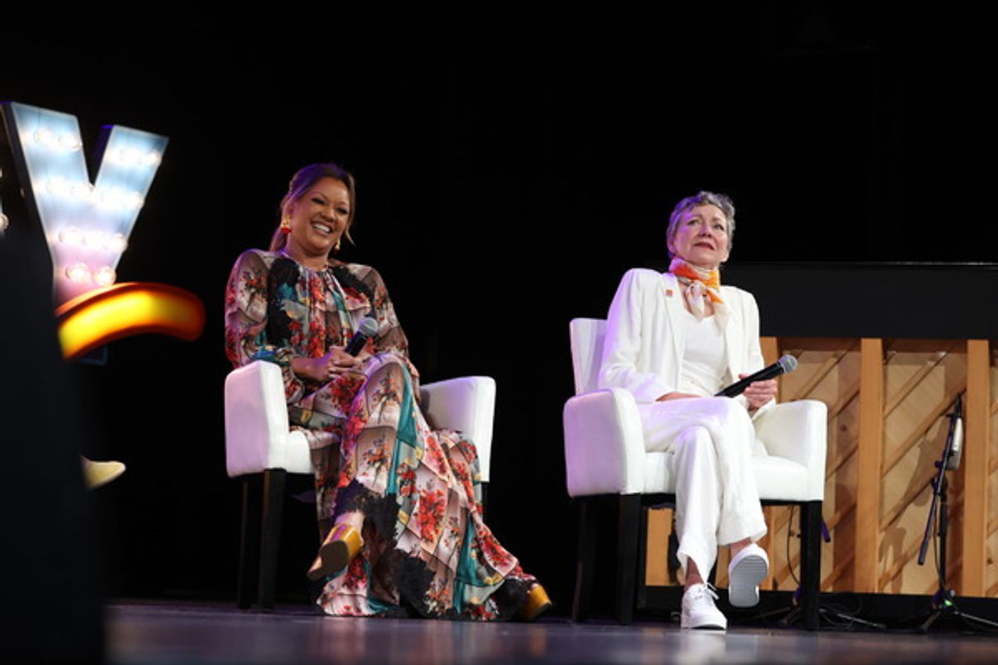 Photos: Hillary Clinton Joins LaChanze, Julie White, Donna Murphy, and Vanessa Williams at BroadwayCon  Image