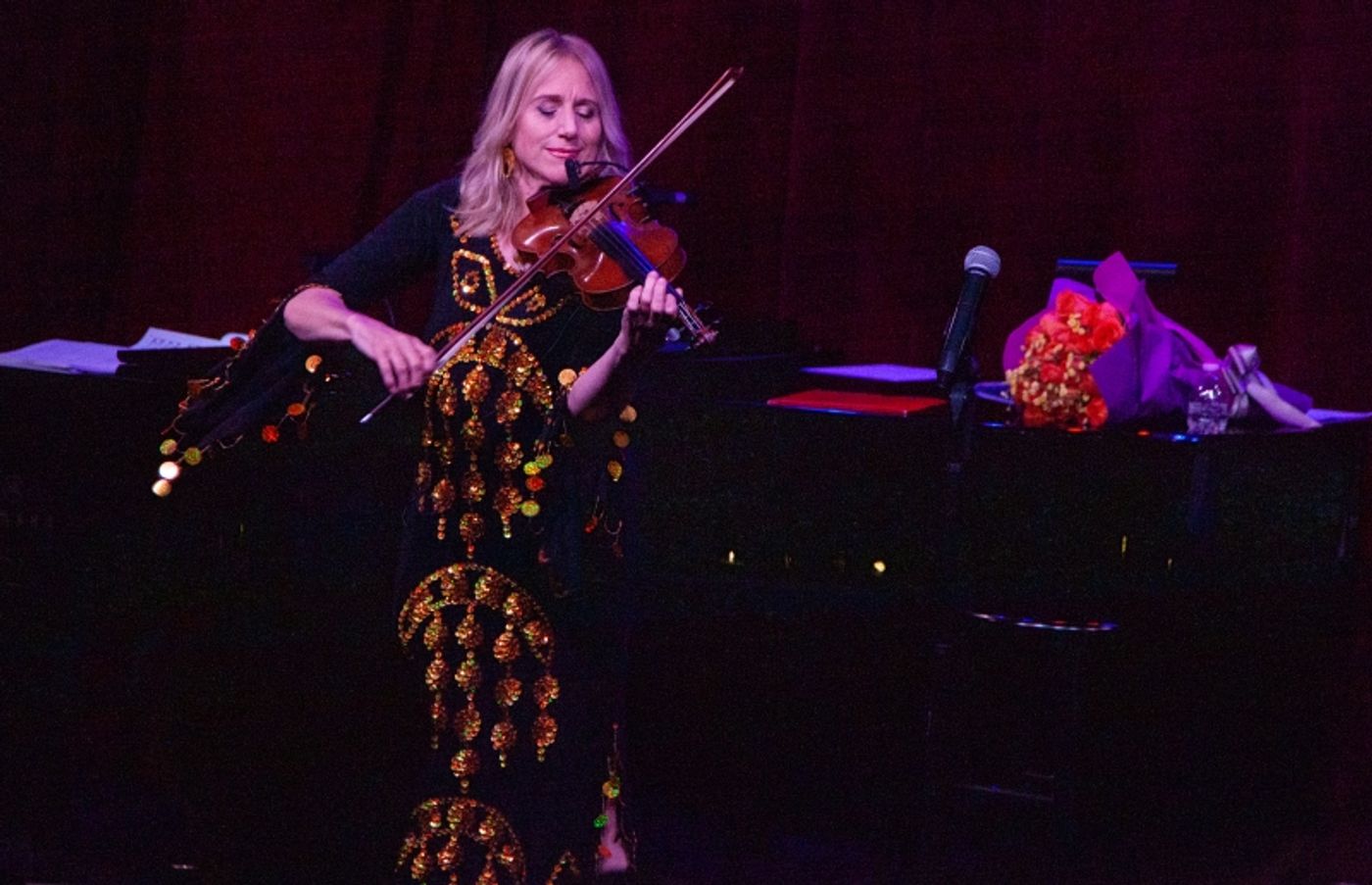 Photos: Jamie deRoy Brought Her Friends Back To Birdland For Some Songs & Some Laughs In JAMIE deROY & FRIENDS Photos: Jamie deRoy Brought Her Friends Back To Birdland For Some Songs & Some Laughs In JAMIE deROY & FRIENDS Image