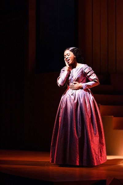 Kristolyn Lloyd Photo