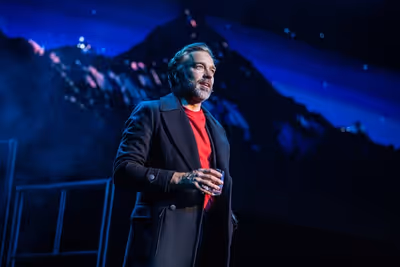 Hadley Fraser as Anatoly Photo