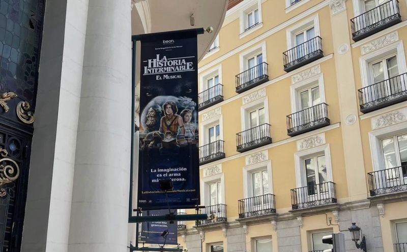 EN CARTEL: LA HISTORIA INTERMINABLE ya luce en la marquesina del Calderón  Image