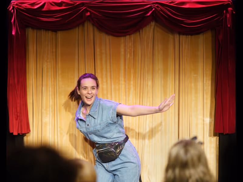 Edinburgh 2022: Review: CHARLIE RUSSELL AIMS TO PLEASE, Pleasance Below Image